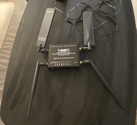 High-Performance Black MoFi Wireless Internet Connection - Picture 1 of 5